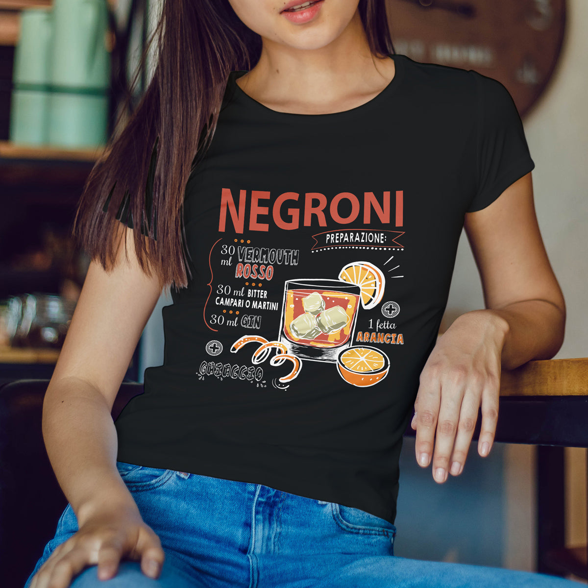 maglietta nera da donna con cocktail negroni