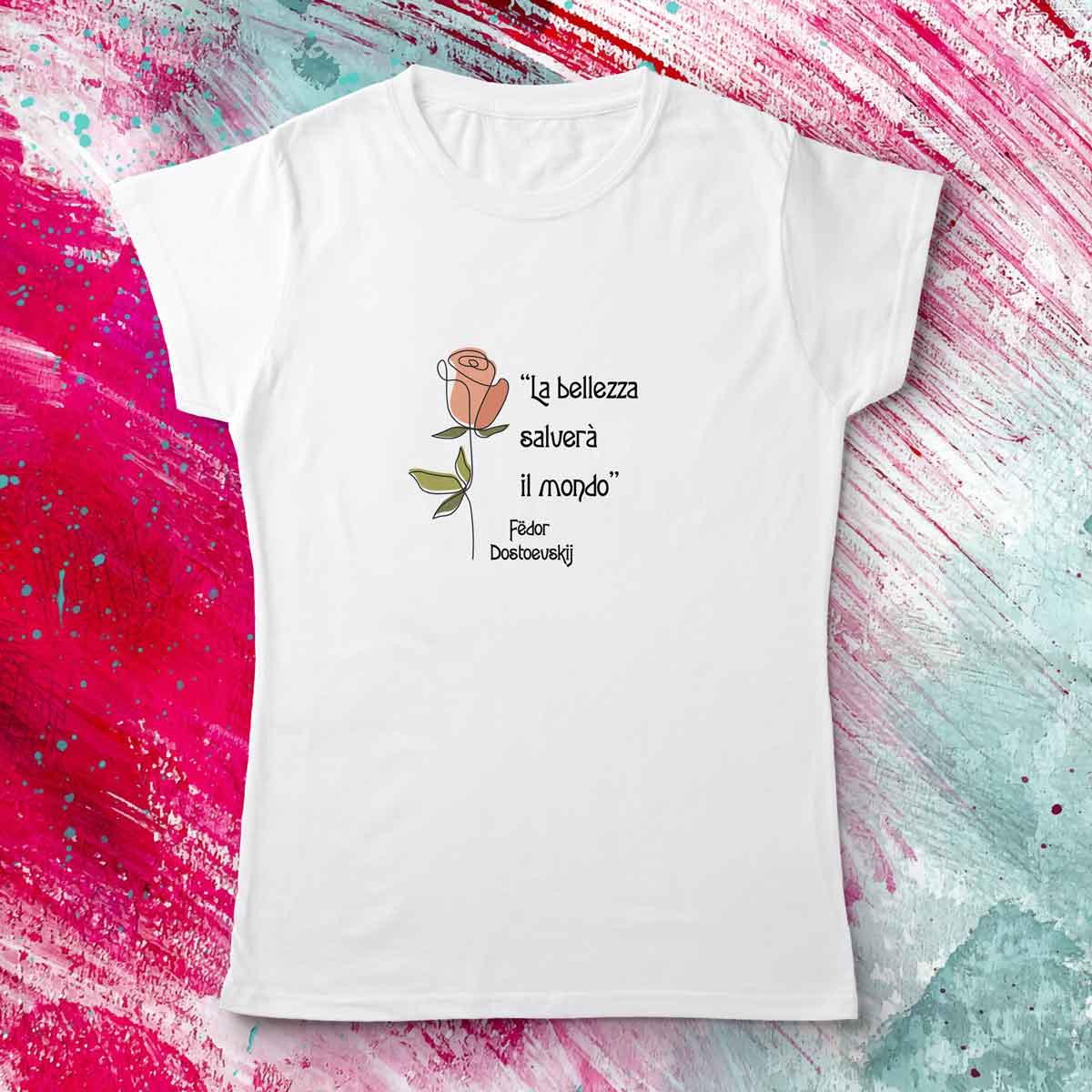 maglietta bianca da donna con scritta e fiore