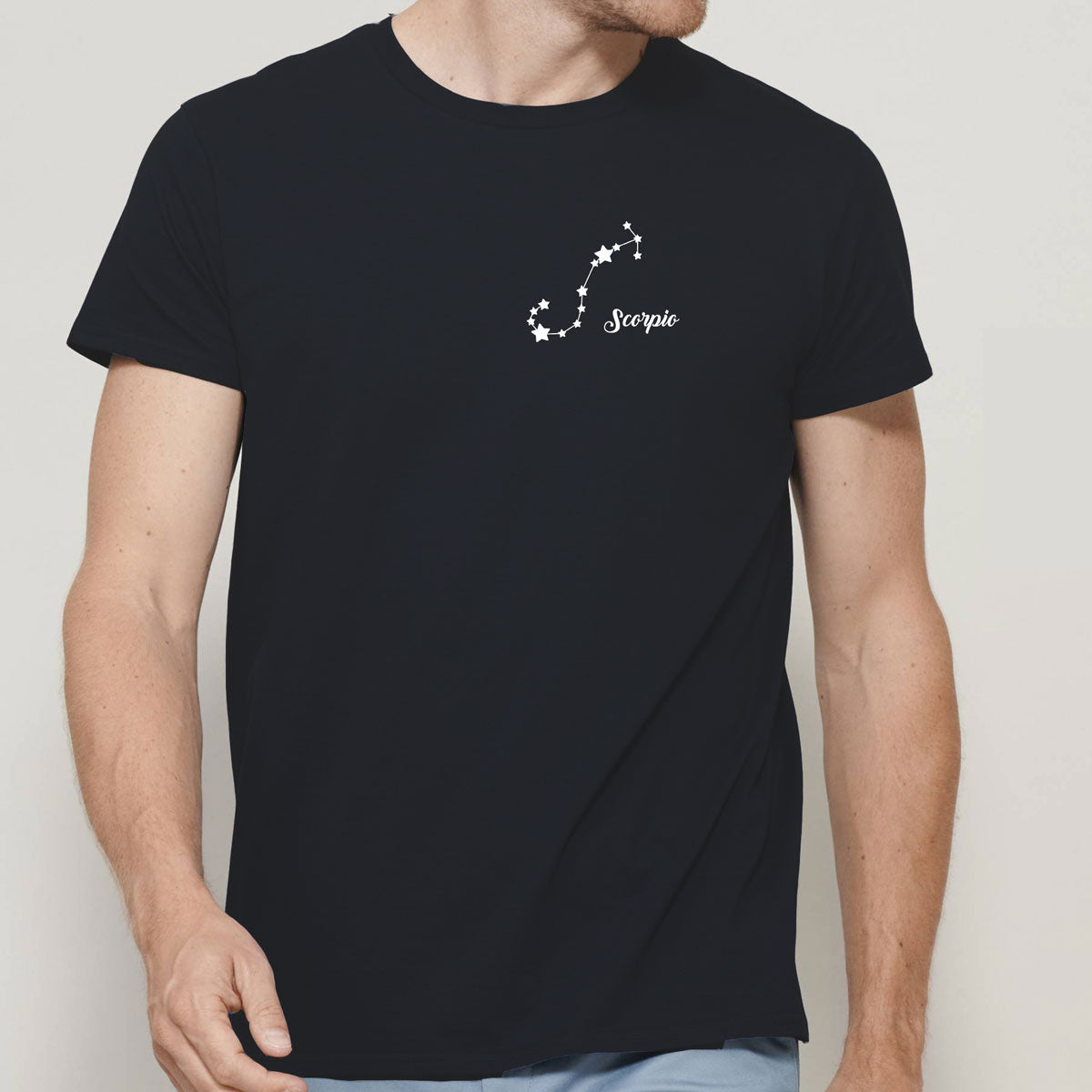 maglietta nera da uomo con segno dello scorpione